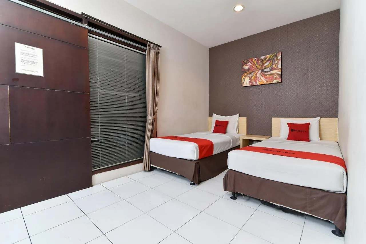 Reddoorz Plus @ Raya Legian 3*,